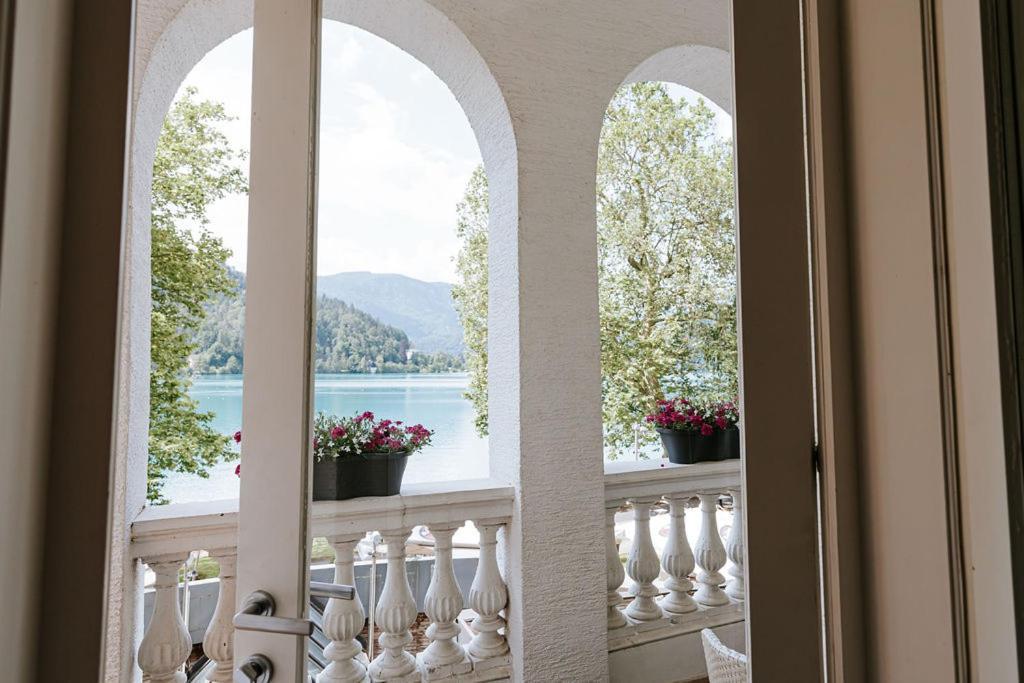 One-Bedroom Apartment Lake View